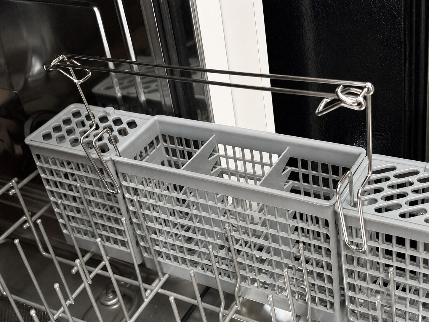 YUNU fits standard dishwasher baskets